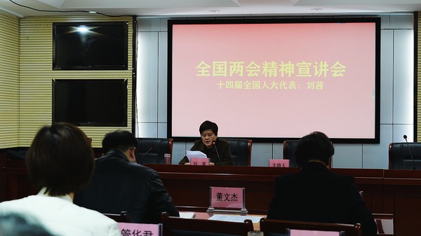 刘茜在十字宣讲_副本.png